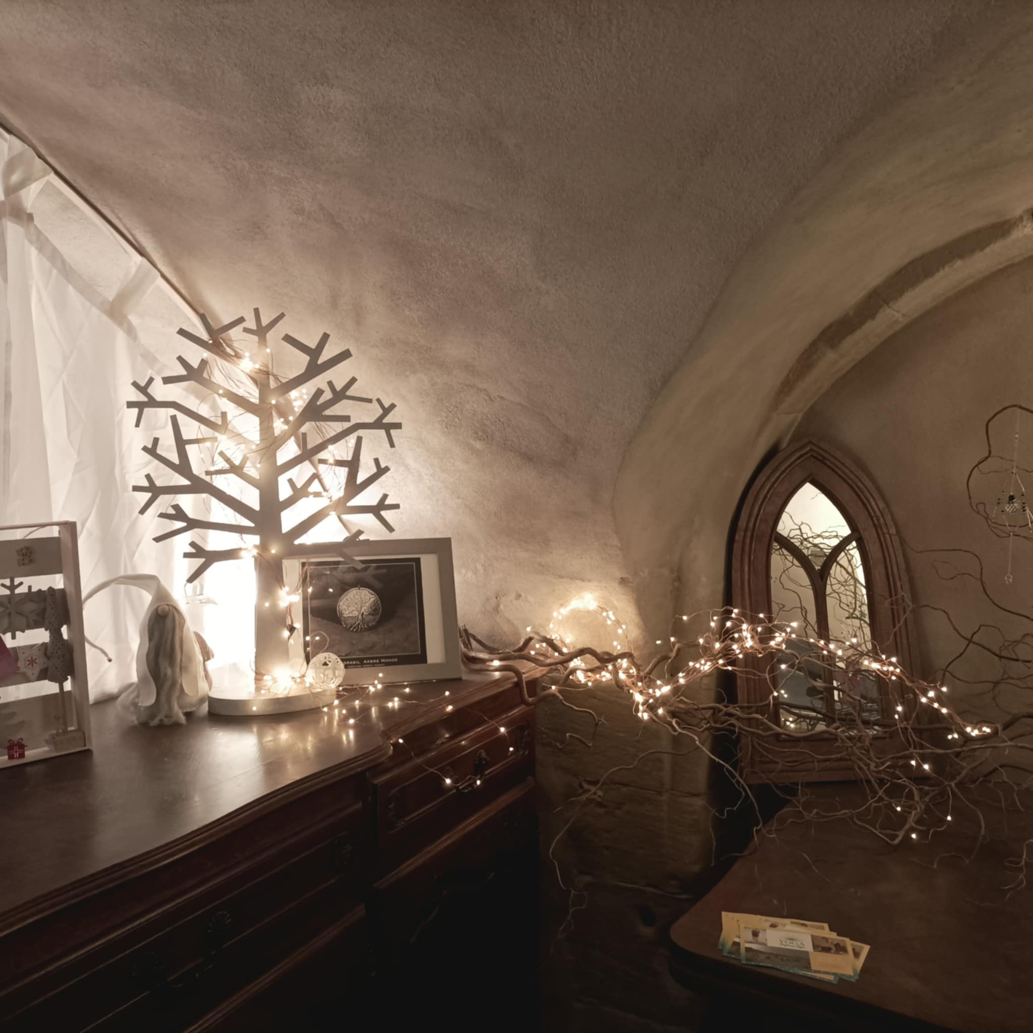 Intérieur voûté de la boutique, branches lumineuses et miroir