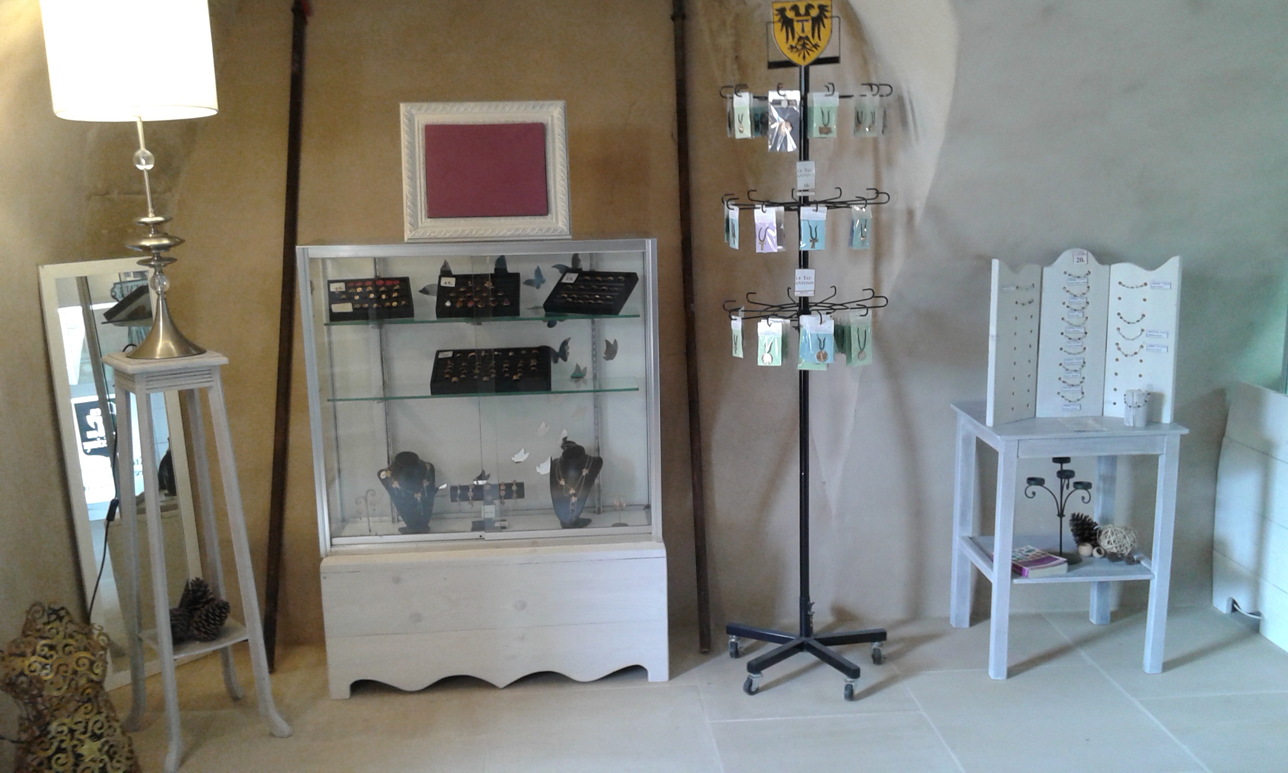 Vitrine et présentoirs de bijoux à l’intérieur de la boutique